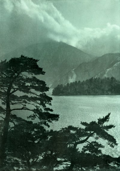 Nærmer sig storm på Lake Motosu, 1910. af Herbert Ponting