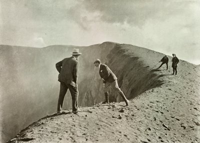 Ved Craters Brink, Asama-Yama, 1910. af Herbert Ponting