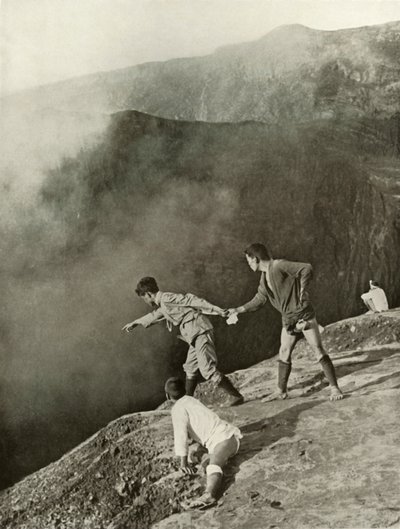 Ved Craters Brink, Aso-San, 1910. af Herbert Ponting