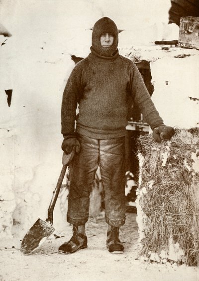Kaptajn L. E. G. Oates ved stalddøren, 30. august 1911, 1913 af Herbert Ponting