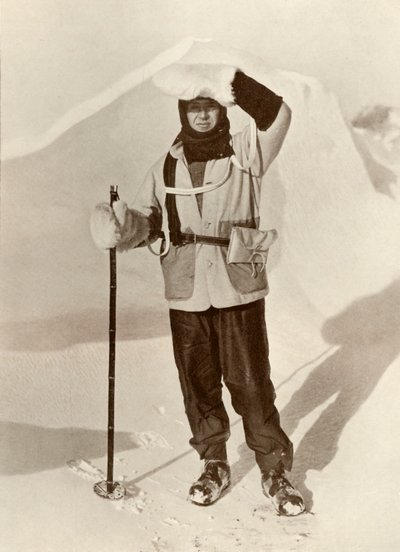 Kaptajn Scott iført tegnebogen, hvori han bar sine slædejournaler, c1910-1911, 1913 af Herbert Ponting