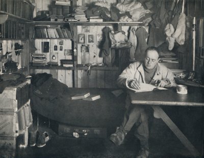 Kaptajn Scott skriver sin dagbog i hytten ved Cape Evans, c1911, 1914. af Herbert Ponting