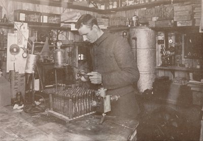 Dr. Simpson i hans laboratorium, 21. december 1911, 1913 af Herbert Ponting