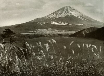 Fuji og Kaia-græsset, 1910. af Herbert Ponting