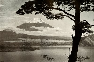 Fuji froma Motosu, 1910. af Herbert Ponting