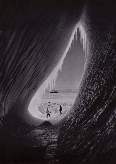 Grotte i et isbjerg; Terra Nova i det fjerne (s/h foto) af Herbert Ponting