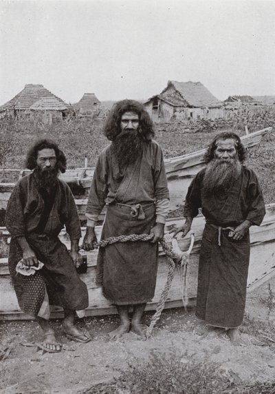 Happukonno, jægeren (i midten) og to Ainu-fiskere (s/h-billede) af Herbert Ponting