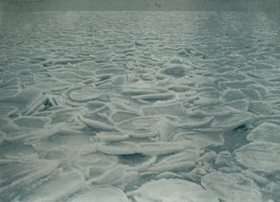 Tung pakke, hvori skibet blev holdt op, 1912, 1913. af Herbert Ponting