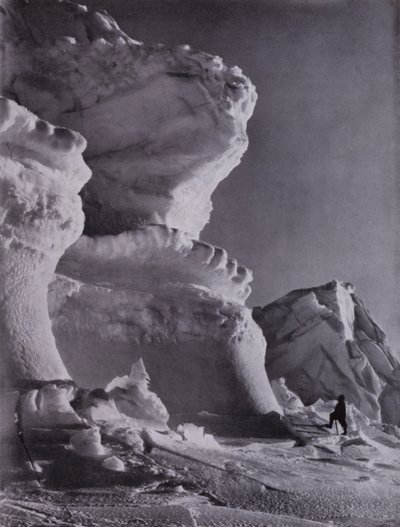 Isbastioner på Castle Berg (s/h foto) af Herbert Ponting