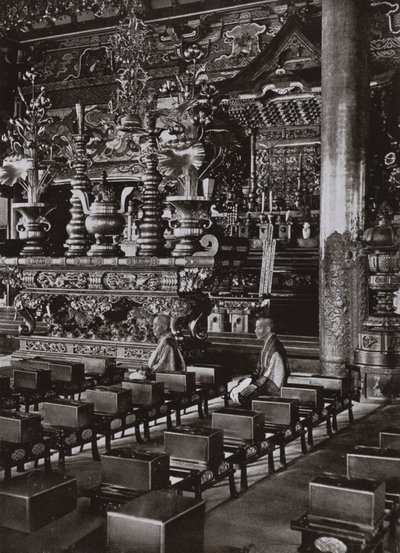 Interiør af et buddhistisk tempel (s/h foto) af Herbert Ponting