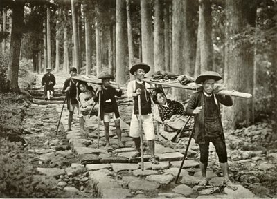 Japanske damer går til helligdommene, Nikko, 1910. af Herbert Ponting
