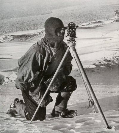 Løjt. E. R. G. R. Evans opmåling med fire-tommers teodoliten, oktober 1911, 1913. af Herbert Ponting