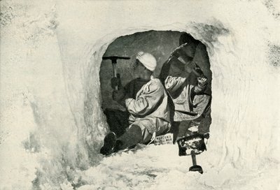 Løjt. Evans og Nelson skærer en hule til køleopbevaring, 12. januar 1911, 1913 af Herbert Ponting