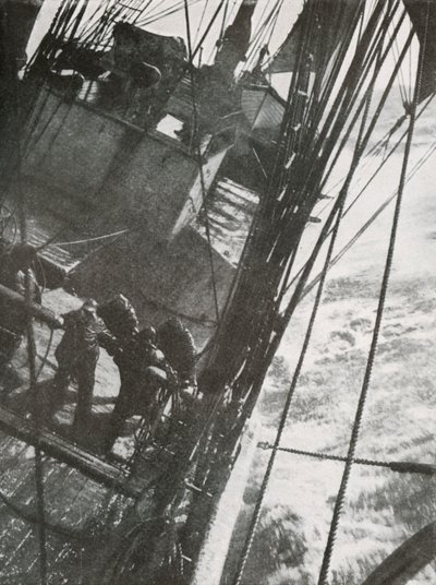 Manning the Pumps, c19101913, 1913 af Herbert Ponting
