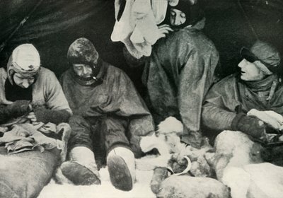 Medlemmer af Polarpartiet kommer ind i deres soveposer, c1911, 1913. af Herbert Ponting