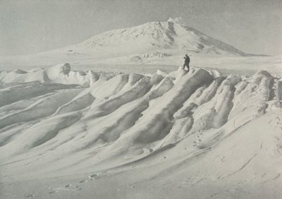 Mount Erebus over et vandslidt isbjerg, oktober 1911, 1913 af Herbert Ponting