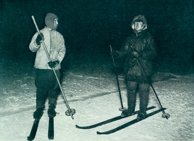 Oates og Meares ude at stå på ski om natten, c1911, 1913 af Herbert Ponting