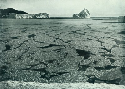 Pandekageis formes til flager ud for Cape Evans, c19101913, 1913. af Herbert Ponting