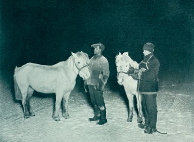 Underofficererne Crean og Evans træner deres ponyer om vinteren, 1911, 1913 af Herbert Ponting