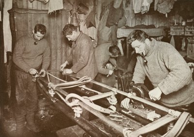 Klargøring af slæder til Polar Journey Crean, Forde, Lashly, P.O. Evans, c1911, 1913. af Herbert Ponting