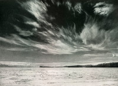 Bemærkelsesværdige Cirrus-skyer over Barne-gletsjeren, 19. december 1911, 1913 af Herbert Ponting