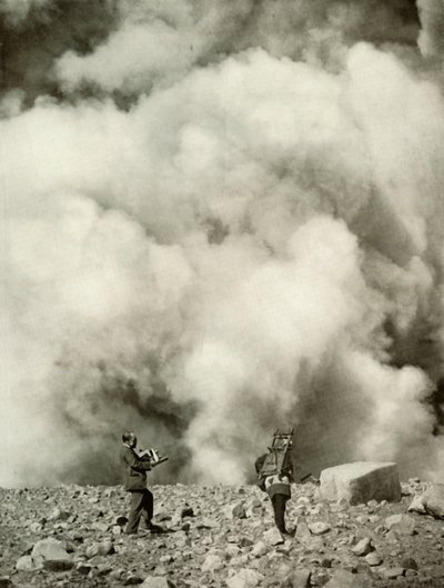 Røg og damp stiger op fra Asamas-krateret efter eksplosionen, 1910. af Herbert Ponting