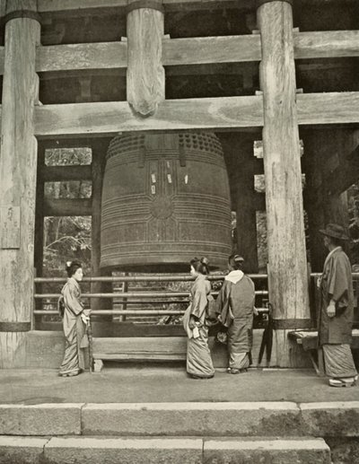Den store klokke ved Chio-In-templet, 1910. af Herbert Ponting