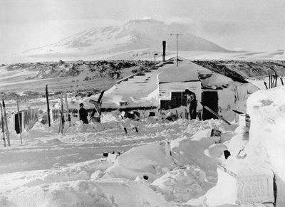 Hytten efter vinteren, c1911, 1913 af Herbert Ponting