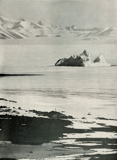 Hytten og de vestlige bjerge fra toppen af rampen, c19101913, 1913. af Herbert Ponting
