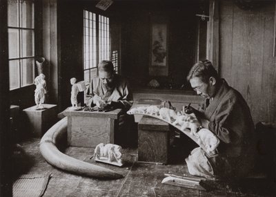 The Ivory Carvers (s/h foto) af Herbert Ponting
