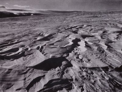 "De store bølger af frossen sne kastet op af vinden" (s/h foto) af Herbert Ponting