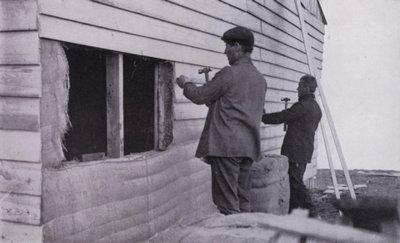 "Hytten blev rejst" (s/h foto) af Herbert Ponting