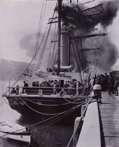 "Det lille skib forlod Port Chalmers på den sidste etape af sin rejse" (s/h foto) af Herbert Ponting