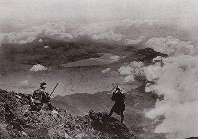 To miles over skyerne, "Three-Days-Moon" søen fra toppen af Fuji (s/h foto) af Herbert Ponting