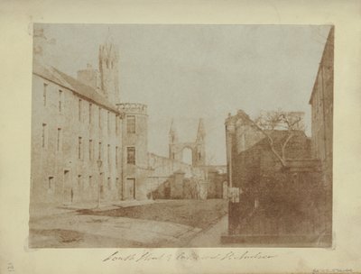 East End of South Street, St. Andrews, med katedralruinerne i det fjerne. af Hill and Adamson