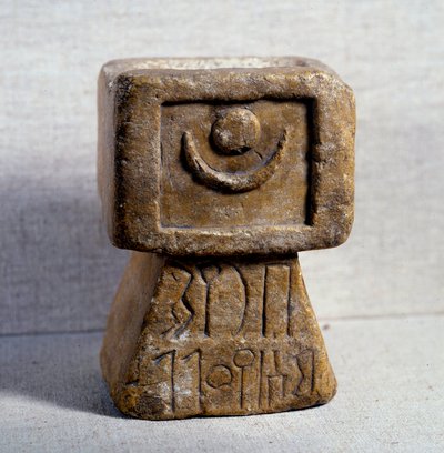 Østlig antikvitet: Himyaritalter med kalkstensrøgelse på pyramideformet base dedikeret til Athtar. 5. århundrede f.Kr. Paris, Louvre-museet af Himyarite Himyarite