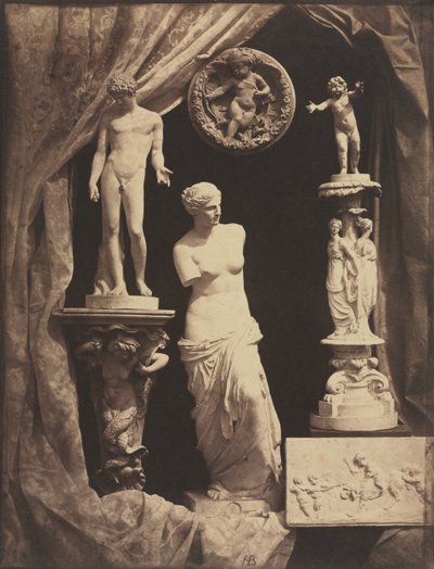 Stilleben med statuer og draperi af Hippolyte Bayard