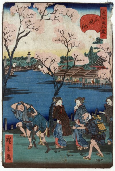 Shinobazu-lampi, Tokio, Japani: ryhmä ihmisiä kävelemässä Shinobazu-lammen rannalla, taustalla kirsikankukkia ja asuntoja af Hirokage Utagawa