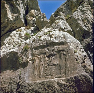 Lavt relief med en karakter under et ailee-væsen. omkring 1250-1220 f.Kr. af Hittite