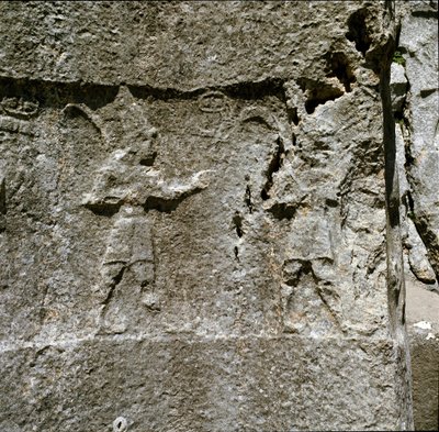 Lavt relief med to tegn. Omkring 1250-1220 f.Kr. af Hittite