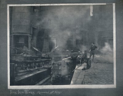 Tees Iron Works - Running Off Slag, 1919 af Hood and Co. Ltd
