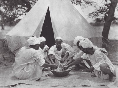 Afrika: Arabiske sømænd ved et måltid (s/h-foto) af Hugo Adolf Bernatzik