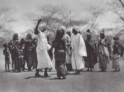 Afrika: Aulad Hamid danser (s/h-foto) af Hugo Adolf Bernatzik