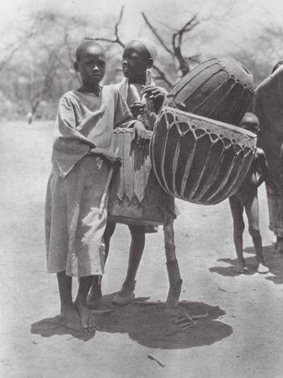 Afrika: Aulad Hamid trommer (s/h-foto) af Hugo Adolf Bernatzik