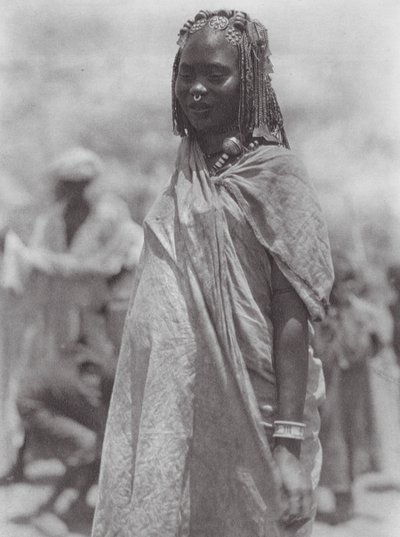 Afrika: Aulad Hamid sølv- og ravsmykke (s/h-foto) af Hugo Adolf Bernatzik
