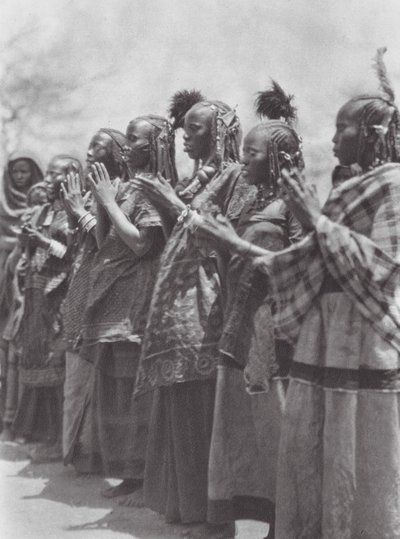 Afrika: Aulad Hamid-kvinder klapper i takt til en dans (s/h-foto) af Hugo Adolf Bernatzik