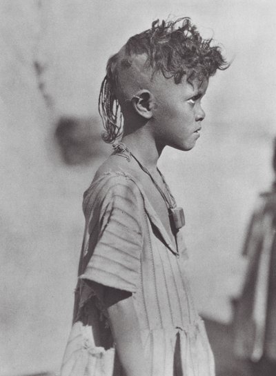 Afrika: Bisharin-barn med amulet (s/h-foto) af Hugo Adolf Bernatzik