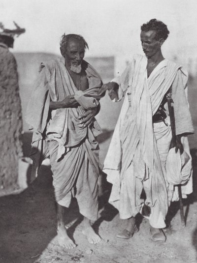 Afrika: Bisharin-mænd i den nubiske ørken (s/h-foto) af Hugo Adolf Bernatzik
