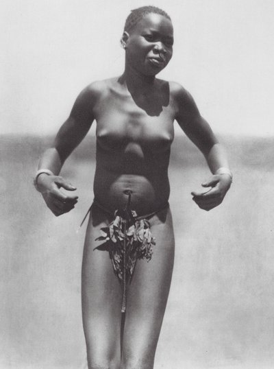 Afrika: Dansende pige, østlige Djur (s/h-foto) af Hugo Adolf Bernatzik