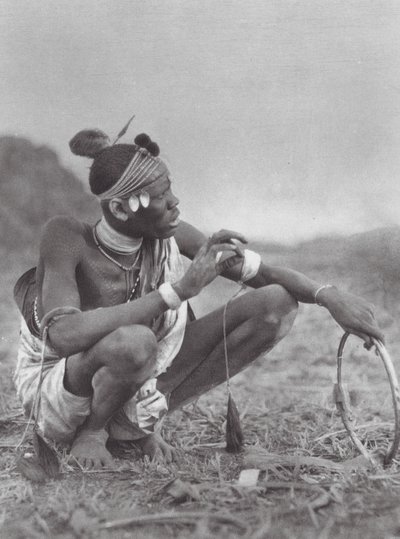 Afrika: Dinka-brudgom forhandler om brudesmykkerne (s/h-foto) af Hugo Adolf Bernatzik